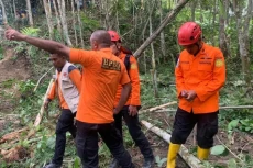 2 Orang Terkubur Longsor...