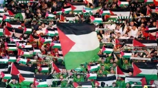 Fans Bentangkan Bendera...