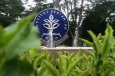 4 Institut Terakreditasi...