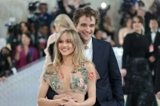 Suki Waterhouse Umumkan...