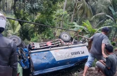 Truk Masuk Jurang di...
