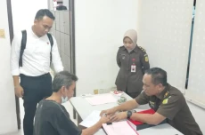 Polda Kepri Serahkan...