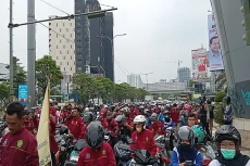 Tuntut UMK Bekasi Naik...