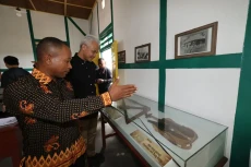 Kunjungi Rumah Pengasingan...