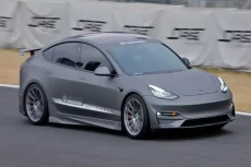 Tesla Versus Mobil Balap...