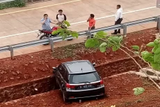 Tabrak Tembok Pembatas,...