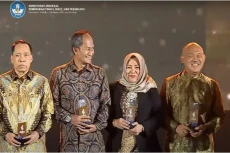 UNM Raih Penghargaan...