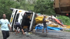 Truk Tronton Bermuatan...