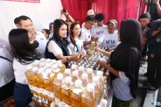 Peringati Hari Ibu,...