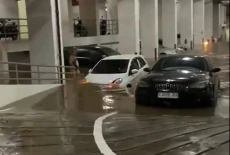 Mobil Terendam Banjir...