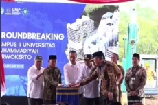 Jokowi Letakkan Batu...