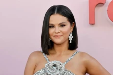 Selena Gomez Isyaratkan...