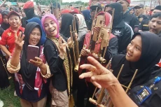 Siti Atikoh Main Angklung...