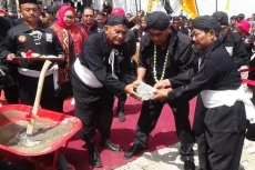 Bangun Padepokan, Ribuan...
