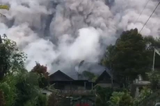 Gunung Merapi Muntahkan...
