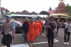 5 Pelaku Pengeroyokan...