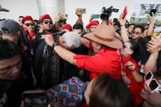 Tiba di Bandara Sam...