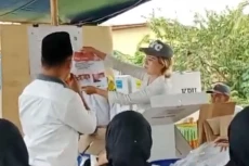 Viral Kotak Terisi Surat...