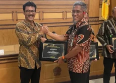 Pemkot Semarang Raih...