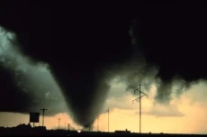 Perbedaan Angin Tornado...