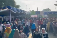 Warga Karawang Antre...