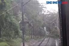 Perjalanan KRL hingga...