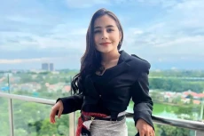 Prilly Latuconsina Nonton...
