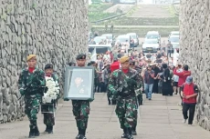 Isak Tangis Iringi Pemakaman...