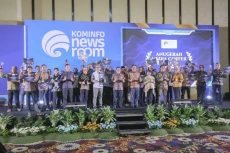 Kominfo Beri Penghargaan...