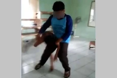 Siswa SD Ditelanjangi...