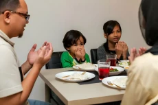 Anak Belajar Puasa,...