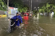 Semarang Dikepung Banjir,...
