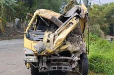 Truk Tabrak Jembatan,...