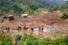 Banjir dan Longsor Landa...