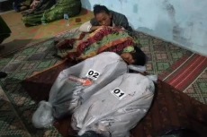 Ditinggal Ayah ke Warung,...