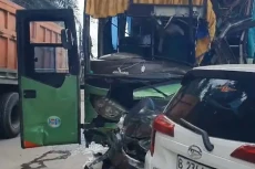 6 Kendaraan Terlibat...
