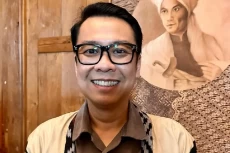 Presenter Hilbram Dunar...