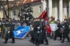 Estonia: Setiap Anggota...