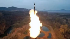 Kim Jong-un Memandu...