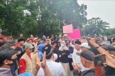 Ratusan Warga Demo Tolak...