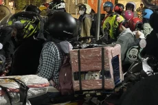 Tak Tega Ditinggal Sendiri,...