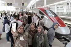 Penumpang Stasiun Whoosh...