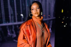 Rihanna Berencana Jalani...