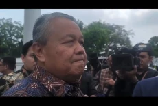 Rupiah Jatuh ke Rp16...