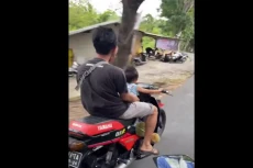 Viral Balita Mengendarai...