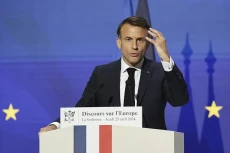 Macron Ingin Senjata...