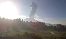 Gunung Ibu Erupsi Pagi...