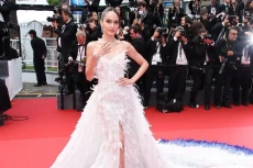 3 Foto Cinta Laura Kenakan...