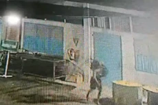 Terekam CCTV Bobol Gudang...