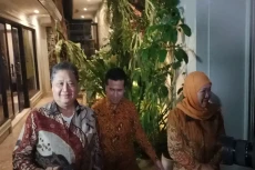 Khofifah-Emil Tiba di...